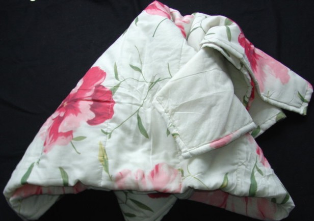 WOVEN QUILTED BEDSPREAD. PRINTED FRONT  MADE OF 95% POLYESTER AND 5% COTTON. PLAIN ON REVERSE MADE OF 100% POLYPROPYLENE. FOR A DOUBLE BED.