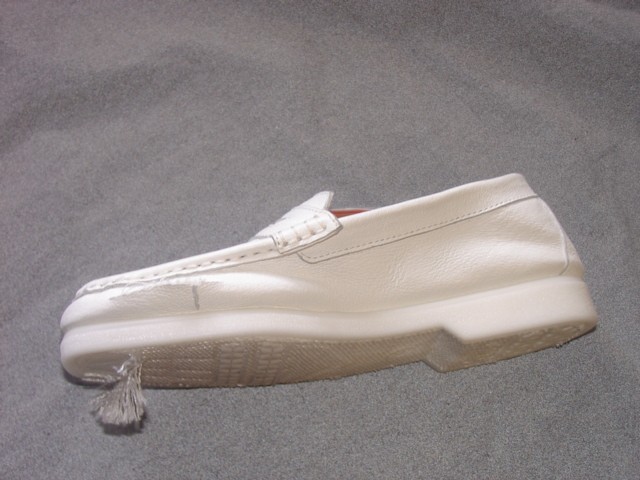 WHITE CASUAL MOCCASIN STYLE SHOE FOR WOMEN WITH A LEATHER UPPER. OUTER SOLES OF RUBBER/PLASTIC WITH A LAYER OF TEXTILE MATERIAL,  WHICH IS NOT CONSIDERED A DURABLE SOLE BECAUSE THE EDGES ARE NOT FIRMLY FIXED TO THE SOLE AND CAN EASILY BE PULLED OFF. IN-SOLE LENGTH EXCEEDS 24 CMS.