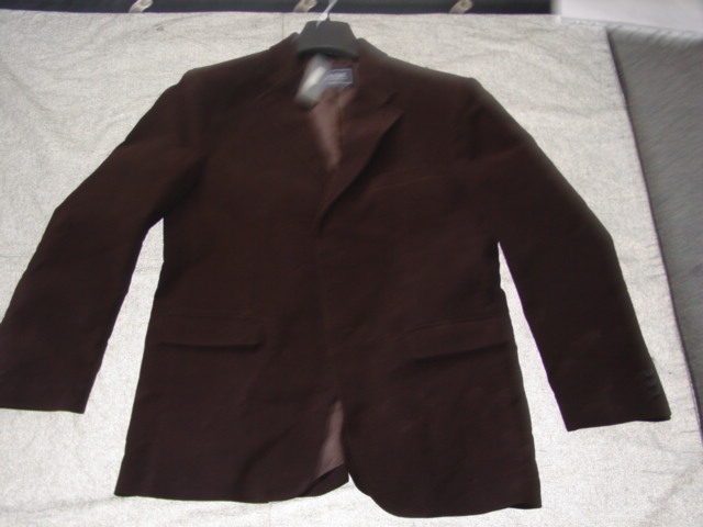 A WOVEN BLAZER STYLE JACKET FOR MEN. WITH A COMPLETE OPENING WITH LEFT OVER RIGHT BUTTON CLOSURE. WITH A  REVER COLLAR. WITH LONG SLEEVES. TWO FLAP POCKETS OT LOWER FRONT AND ONE BREAST POCKET. WITH LONG SLEEVES. HEMMED AT SLEEVE ENDS AND BASE OF GARMENT. FULLY LINED. 100% BRUSHED COTTON IN A TWILL WEAVE. PACKAGED ON A HANGER IN A POLYBAG.