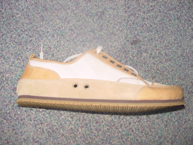 MENS CASUAL SHOE. NOT COVERING THE ANKLE. UPPERS OF LEATHER AND TEXTILE MATERIAL. LEATHER PREDOMINATES. OUTER SOLES OF RUBBER. WITH LOGO ON HEEL. LACE UPS. INSOLE LENGTH EXCEEDING 24 CMS. BIEGE/WHITE IN COLOUR.