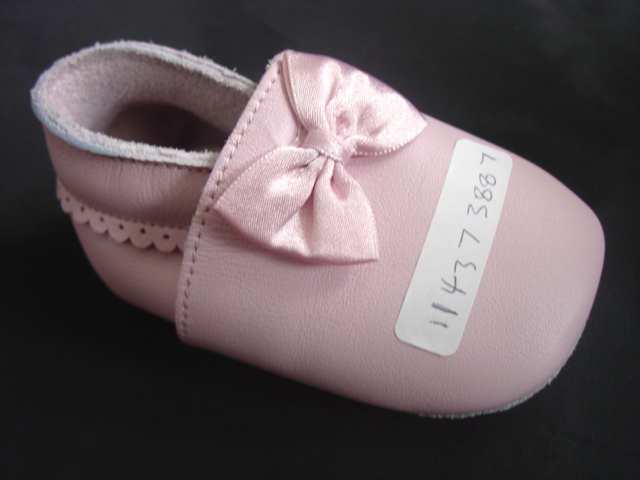 INFANTS/BABIES BOOTIE STYLE FOOTWEAR. COVERING THE ANKLE BUT NO PART OF THE CALF. UPPERS OF LEATHER. OUTER SOLES OF LEATHER. INSOLE LENGTH LESS THAN 24CMS. DECORATED WITH A BOW ON THE FRONT. COLOUR PINK.