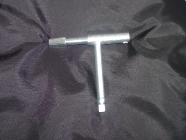KEY OF BASE METAL. T SHAPE KEY FOR OPENING DOORS OF ELECTRICAL SIGNAL BOXES AND TELEPHONE EQUIPMENT BOXES.