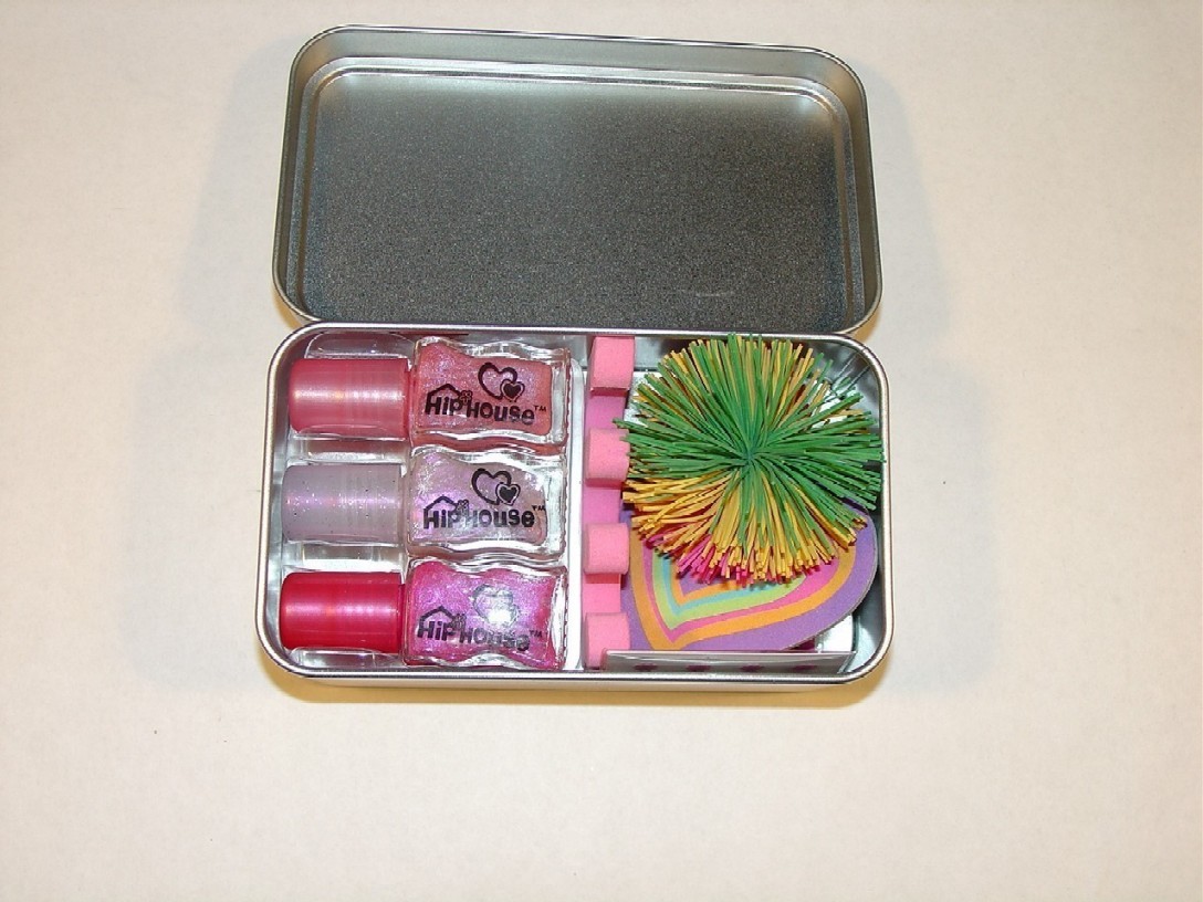 A NAILCARE TIN PACKAGED AS A SET PUT UP FOR RETAIL SALE CONTAINING 3 X NAIL VARNISH, TOE SEPARATOR, HAIR ACCESSORY, NAIL BUFFER AND TIN. THE ESSENTIAL CHARACTER IS CONSIDERED TO BE THE NAIL VARNISH. TOTAL SET VALUE IS US DOLLAR 0.75.