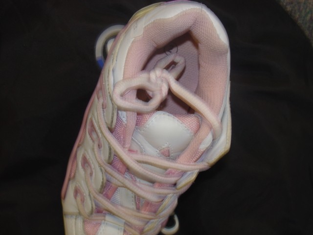 ROLLER SKATE SHOE.  A TRAINING STYLE SHOE WITH ONE WHEEL SET WITHIN A RECESS IN THE HEEL. UPPERS OF TEXTILE AND PLASTIC.  OUTER SOLE OF PLASTIC. NOT COVERING THE ANKLE.  INSOLE OF LESS THAN 24CM.