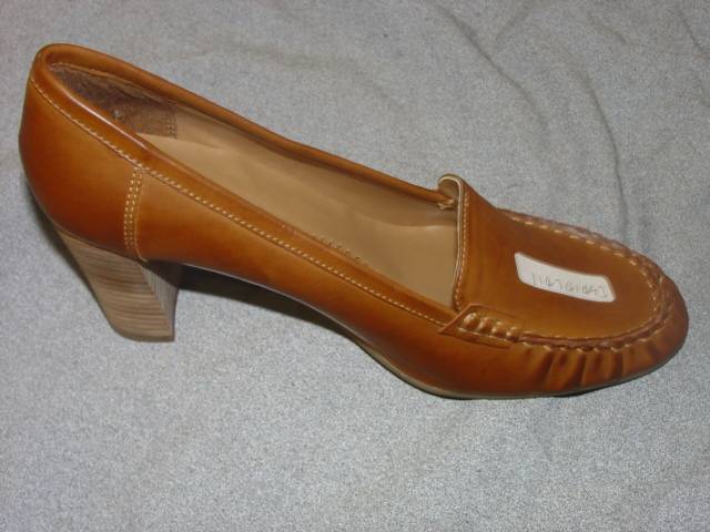 LADIES HIGH HEELED SLIP ON COURT SHOE. NOT COVERING THE ANKLE. UPPER OF LEATHER. OUTER SOLE OF RUBBER. LINED. HEEL HEIGHT APPROX 7CMS. IN-SOLE LENGTH 24CMS.