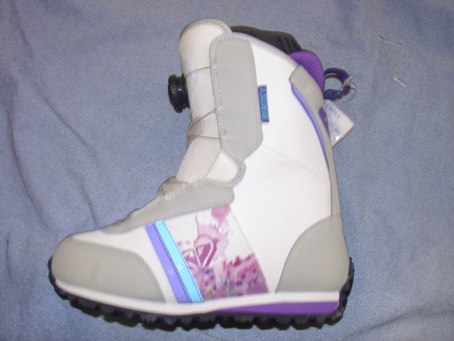 SNOWBOARDING BOOT. UPPER CONSISTS OF PLASTIC, TEXTILE AND LEATHER WHERE THE PLASTIC PREDOMINATES. COVERING THE ANLKE AND PART OF THE CALF. OUTER SOLE OF RUBBER. LACE FASTENING. WITH BOA METAL  LACING SYSTEM. CIF PRICE EXCEEDS 9 EUROS. THE BOOT HAS AN INNER BOOT MADE OF TEXTILE MATERIALS AND PLASTIC, WITH LACE FASTENING. COMPANY LOGO'S ON THE TOP OF THE LEG, THE VAMP AND THE SIDE OF THE SHOE.