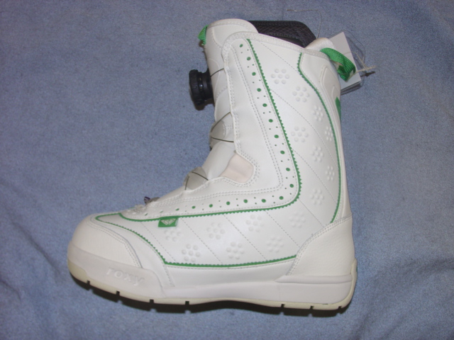 SNOWBOARDING BOOT. UPPER CONSISTS OF PLASTIC, TEXTILE AND LEATHER WHERE THE PLASTIC PREDOMINATES. COVERING THE ANLKE AND PART OF THE CALF. OUTER SOLE OF RUBBER. LACE FASTENING. WITH BOA METAL  LACING SYSTEM. COMPANY LOGO'S ON THE TOP OF THE LEG, THE VAMP, HEEL  AND THE SIDE OF THE SHOE. CIF PRICE EXCEEDS 9 EUROS. THE BOOT HAS AN INNER BOOT MADE OF TEXTILE MATERIALS AND PLASTIC, WITH LACE FASTENING.