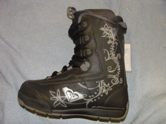 SNOWBOARDING BOOT. UPPER CONSISTS OF PLASTIC AND TEXTILE WHERE THE PLASTIC PREDOMINATES. COVERING THE ANLKE AND PART OF THE CALF. OUTER SOLE OF RUBBER. LACE FASTENING. COMPANY LOGO'S ON THE HEEL  AND THE SIDE OF THE SHOE. CIF PRICE EXCEEDS 9 EUROS. THE BOOT HAS AN INNER BOOT MADE OF TEXTILE MATERIALS AND PLASTIC  WITH LACE FASTENING.