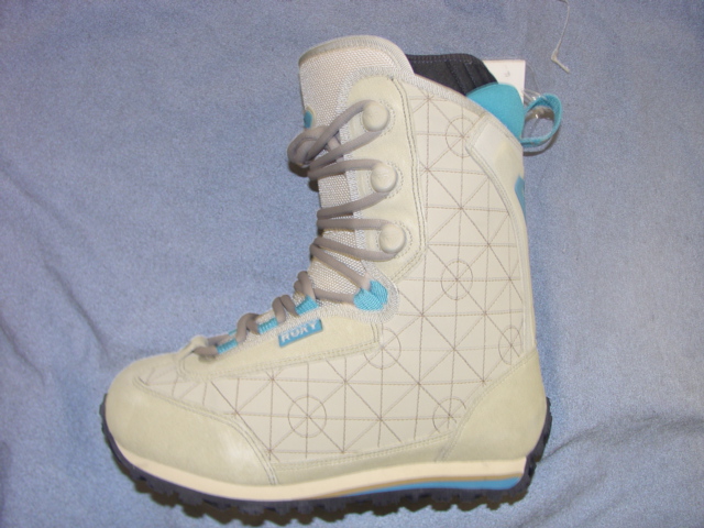 SNOWBOARDING BOOT. UPPER CONSISTS OF PLASTIC, TEXTILE AND LEATHER WHERE THE PLASTIC PREDOMINATES. COVERING THE ANLKE AND PART OF THE CALF. OUTER SOLE OF RUBBER. LACE FASTENING. CIF PRICE EXCEEDS 9 EUROS. THE BOOT HAS AN INNER BOOT MADE OF TEXTILE MATERIALS AND PLASTIC, WITH LACE FASTENING. COMPANY LOGO'S ON THE TOP OF THE LEG, THE VAMP AND THE TONGUE.