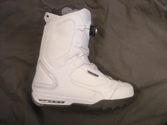 SNOWBOARDING BOOT. UPPER CONSISTS OF PLASTIC, TEXTILE AND LEATHER WHERE THE PLASTIC PREDOMINATES. COVERING THE ANKLE AND PART OF THE CALF. OUTER SOLE OF RUBBER. LACE FASTENING.  WITH BOA METAL  LACING SYSTEM. COLOUR WHITE. CIF PRICE EXCEEDS 9 EUROS. THE BOOT HAS AN INNER BOOT MADE OF TEXTILE MATERIALS AND PLASTIC, WITH A VELCRO FASTENING STRAP. COMPANY LOGO ON ,FRONT OF UPPER, THE BACK OF THE LEG AND SIDE OF THE SHOE,