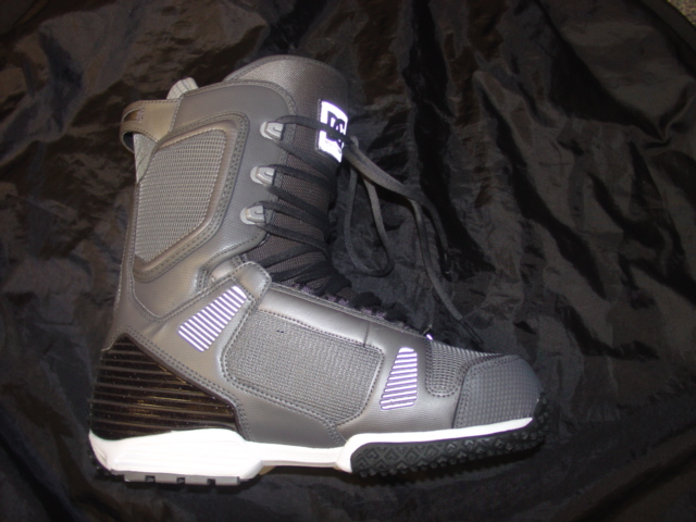 SNOWBOARDING BOOT. UPPER CONSISTS OF PLASTIC, TEXTILE AND LEATHER WHERE THE PLASTIC PREDOMINATES. COVERING THE ANLKE AND PART OF THE CALF. OUTER SOLE OF RUBBER. LACE FASTENING. COLOUR BLACK AND GREY. CIF PRICE EXCEEDS 9 EUROS. THE BOOT HAS AN INNER BOOT MADE OF TEXTILE MATERIALS AND PLASTIC, WITH LACES AND A VELCRO FASTENING STRAP. COMPANY LOGO'S ON THEVAMP, HEEL, TOP OF THE LEG, TONGUE  AND SIDE OF THE SHOE.