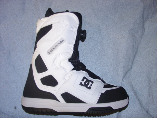 SNOWBOARDING BOOT. UPPER CONSISTS OF PLASTIC, TEXTILE AND LEATHER WHERE THE PLASTIC PREDOMINATES. COVERING THE ANLKE AND PART OF THE CALF. OUTER SOLE OF RUBBER. LACE FASTENING.  WITH BOA METAL  LACING SYSTEM. COLOUR BLACK  AND WHITE. CIF PRICE EXCEEDS 9 EUROS. THE BOOT HAS AN INNER BOOT MADE OF TEXTILE MATERIALS AND PLASTIC, WITH LACES AND A VELCRO FASTENING STRAP. COMPANY LOGO'S ON THE TOE, HEEL, TOP OF THE LEG, VAMP  AND THE SIDE OF THE SHOE.