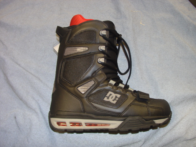 SNOWBOARDING BOOT. UPPER CONSISTS OF PLASTIC, TEXTILE AND LEATHER WHERE THE PLASTIC PREDOMINATES. COVERING THE ANLKE AND PART OF THE CALF. OUTER SOLE OF RUBBER. LACE FASTENING. COLOUR BLACK. CIF PRICE EXCEEDS 9 EUROS. THE BOOT HAS AN INNER BOOT MADE OF TEXTILE MATERIALS AND PLASTIC, WITH A VELCRO FASTENING STRAP. COMPANY LOGO'S ON THE FRONT, TONGUE, HEEL AND THE SIDE OF THE SHOE