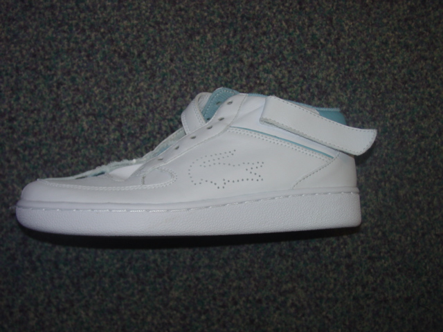 UNISEX TRAINING SHOE STYLE BOOT. COVERING THE ANKLE BUT NO PART OF THE CALF. UPPERS OF LEATHER. OUTER SOLES OF RUBBER. WITH EVA MIDSOLE DESIGNED TO ABSORB IMPACT. WITH LOGO ON UPPER AND TONGUE. LACE UPS WITH A VELCRO FASTENING STRAP. INSOLE LENGTH LESS THAN 24 CMS. CIF PRICE MORE THAN 9 EURO. LIGHT BLUE/WHITE IN COLOUR.