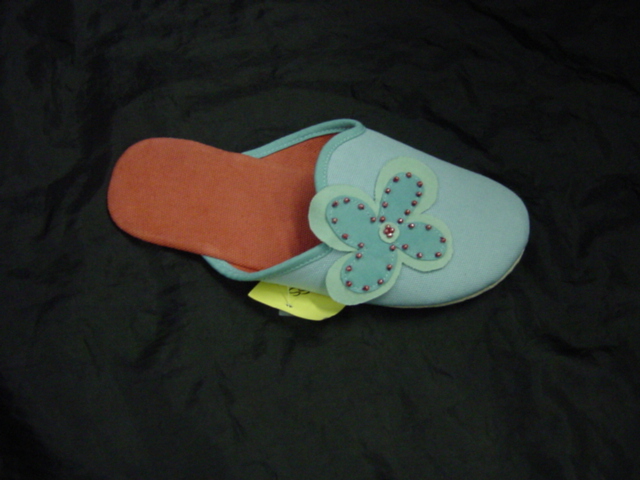 MENS SLIPPER WITH UPPER OF PIG LEATHER WITH DECORATIVE STITCHING. SOLE OF DURABLE TEXTILE MATERIAL.