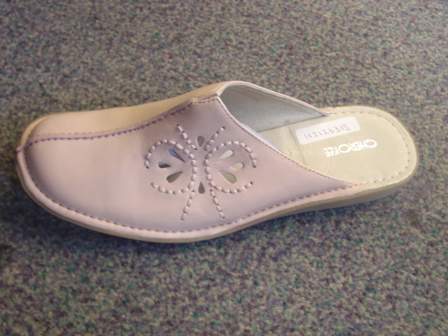 LADIES BACKLESS MULE STYLE SHOE.  UPPERS OF LEATHER. WITH CUT OUT DESIGN AND LINES OF STITCHING ON ONE SIDE OF THE  VAMP FOR PATTERN EFFECT. THE FOREFOOT IS COMPLETELY COVERED. THE SIDES TAPER TOWARDS THE HEEL.  OUTER SOLE OF RUBBER/PLASTIC. NOT COVERING THE ANKLE.