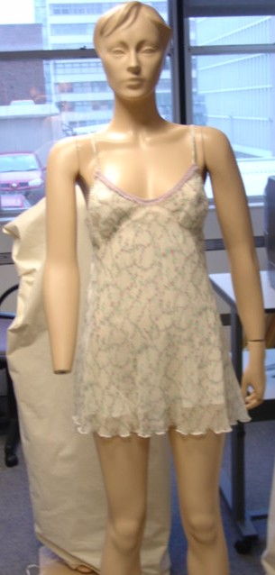 A WOVEN (CHEMISE) NIGHTDRESS FOR WOMEN. DESIGNED TO COVER THE WHOLE OF THE BODY FROM THE SHOULDERS TO MID THIGH. WITH ADJUSTABLE SHOULDER STRAPS. WITH SHAPED AND SEAMED CUPS. GARMENT HAS AN INNER LINING MADE OF 94 PER CENT POLYAMIDE AND 6 PER CENT ELASTANE WITH AN OUTER SHELL OF 100 PER CENT SILK.