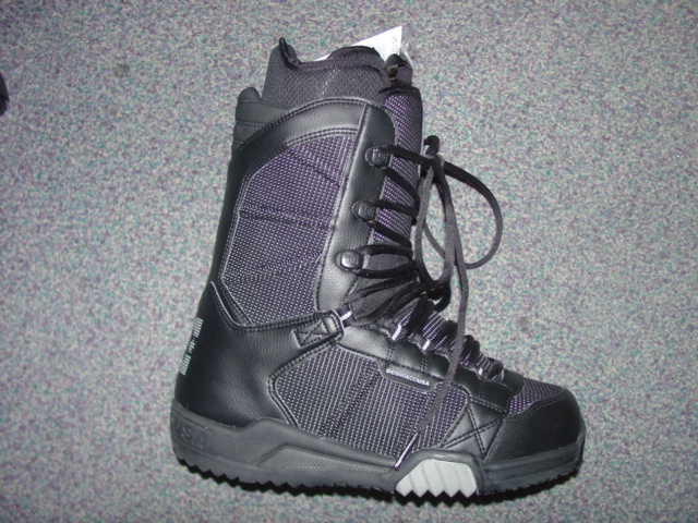 SNOWBOARDING BOOT. UPPER CONSISTS OF PLASTIC, TEXTILE AND LEATHER WHERE THE PLASTIC PREDOMINATES. COVERING THE ANKLE AND PART OF THE CALF. OUTER SOLE OF RUBBER. LACE FASTENING.  COLOUR BLACK. CIF PRICE EXCEEDS 9 EUROS. THE BOOT HAS AN INNER BOOT MADE OF TEXTILE MATERIALS AND PLASTIC, WITH LACE FASTENING. COMPANY LOGO ON THE TONGUE, THE BACK OF THE HEEL  AND SIDE OF THE SHOE,