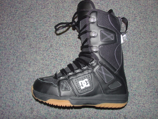 SNOWBOARDING BOOT. UPPER CONSISTS OF PLASTIC, TEXTILE AND LEATHER WHERE THE PLASTIC PREDOMINATES. COVERING THE ANKLE AND PART OF THE CALF. OUTER SOLE OF RUBBER. LACE FASTENING. COLOUR BLACK. CIF PRICE EXCEEDS 9 EUROS. THE BOOT HAS AN INNER BOOT MADE OF TEXTILE MATERIALS AND PLASTIC, WITH LACE FASTENING. COMPANY LOGO ON ,FRONT OF UPPER, THE BACK OF THE LEG, TONGUE  AND SIDE OF THE SHOE,