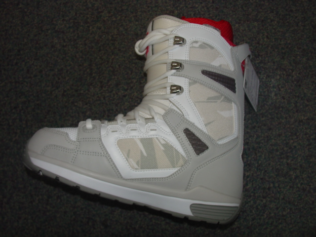 SNOWBOARDING BOOT. UPPER CONSISTS OF PLASTIC, TEXTILE AND LEATHER WHERE THE PLASTIC PREDOMINATES. COVERING THE ANKLE AND PART OF THE CALF. OUTER SOLE OF RUBBER. LACE FASTENING. COLOUR GREY/WHITE. CIF PRICE EXCEEDS 9 EUROS. THE BOOT HAS AN INNER BOOT MADE OF TEXTILE MATERIALS AND PLASTIC  WITH LACE FASTENING AND A VELCRO FASTENING STRAP. COMPANY LOGO ON THE FRONT OF THE UPPER, THE BACK OF THE LEG, THE TONGUE  AND SIDE OF THE SHOE,