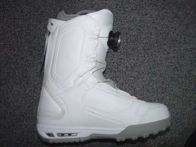 SNOWBOARDING BOOT. UPPER CONSISTS OF PLASTIC, TEXTILE AND LEATHER WHERE THE PLASTIC PREDOMINATES. COVERING THE ANKLE AND PART OF THE CALF. OUTER SOLE OF RUBBER.  WITH BOA METAL  LACING SYSTEM. COLOUR WHITE. CIF PRICE EXCEEDS 9 EUROS. THE BOOT HAS AN INNER BOOT MADE OF TEXTILE MATERIALS AND PLASTIC, WITH LACE FASTENING AND A VELCRO FASTENING STRAP. COMPANY LOGO ON THE FRONT OF UPPER, THE BACK OF THE LEG AND SIDE OF THE SHOE,