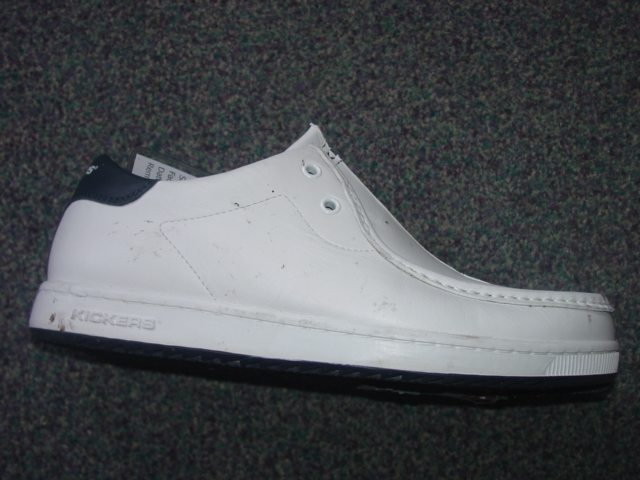 MENS TRAINING STYLE SHOE. NOT COVERING THE ANKLE. UPPERS OF LEATHER. OUTER SOLES OF RUBBER. WITH LOGO ON HEEL AND TONGUE. LACE UPS. INSOLE LENGTH EXCEEDING 24 CMS. WHITE IN COLOUR.