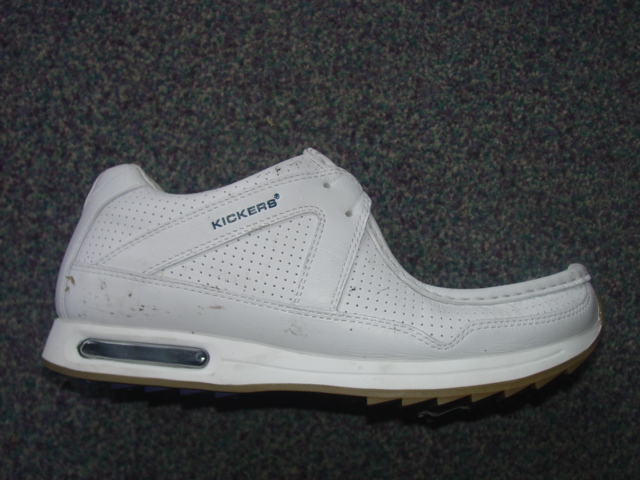 MENS TRAINING STYLE SHOE. NOT COVERING THE ANKLE. UPPERS OF LEATHER. OUTER SOLES OF RUBBER. WITH LOGO ON UPPERS AND TONGUE. LACE UPS. INSOLE LENGTH EXCEEDING 24 CMS. WHITE IN COLOUR.