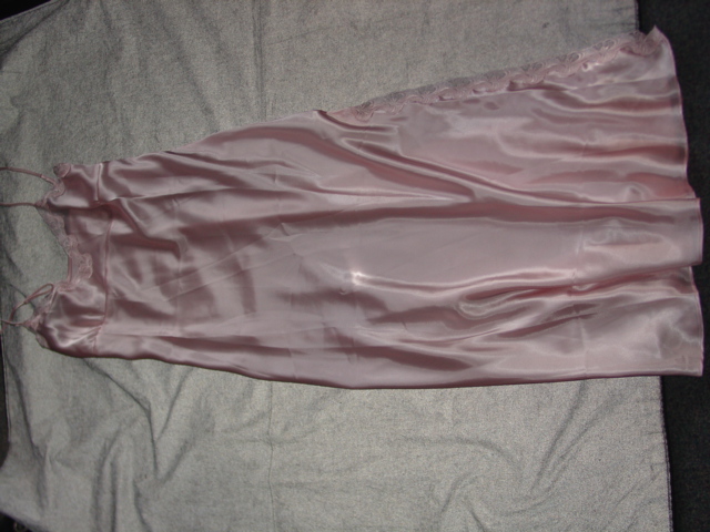A WOVEN SATIN NIGHTDRESS FOR WOMEN. DESIGNED TO COVER THE BODY FROM THE SHOULDERS TO THE ANKLE. WITH THIN ADJUSTABLE SHOULDER STRAPS. WITHOUT SLEEVES. WITH A V NECKLINE AND LACE TRIM. WITH A SLIT AT THE SIDE. HEMMED. 100 PER CENT POLYESTER.
