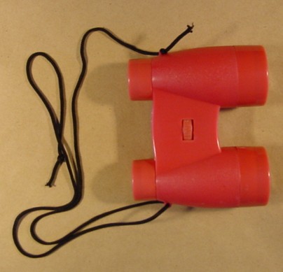 CHILDRENS PLASTIC BINOCULARS. APPROXIMATE OVERALL SIZE 80 X 95MM. COMPLETE WITH LANYARD.