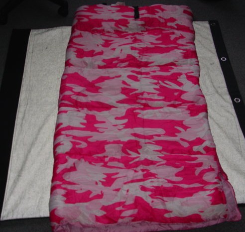 A CHILDS SLEEPING BAG OF TEXTILE MATERIAL. MADE OF 100 PER CENT POLYESTER  WITH 100 PER CENT POLYESTER FILLING. WITH ZIP FASTENING. WITH TWO ELASTICATED STRAPS AT ONE END.