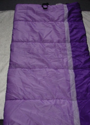 A CHILDS SLEEPING BAG OF TEXTILE MATERIAL. MADE OF 100 PER CENT POLYESTER  WITH 100 PER CENT POLYESTER FILLING. WITH ZIP FASTENING. WITH TWO ELASTICATED STRAPS AT ONE END.