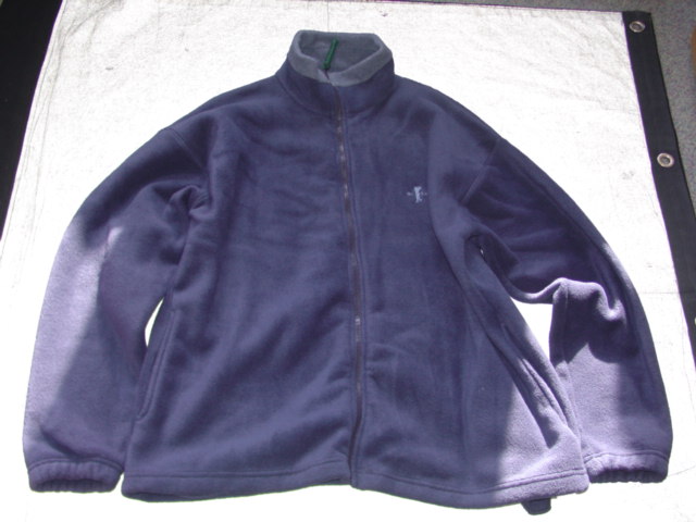 KNITTED FLEECE JACKET FOR UNISEX DESIGNED TO COVER THE UPPER PART OF THE BODY TO BELOW THE WAIST. WITH COMPLETE OPENING FASTENED WITH A ZIP INTO A HIGH COLLAR. WITH LONG SLEEVES WITH ELASTICATED TIGHTENING AT SLEEVE ENDS. WITH TWO POCKETST O BASE OF JACKET. 100 PER CENT COTTON