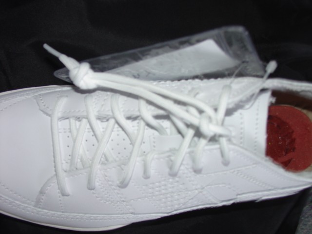 UNISEX TRAINER STYLE SHOE. NOT COVERING THE ANKLE. UPPERS OF LEATHER. OUTER SOLES OF SYNTHETIC MATERIALS. WITH LOGO ON THE TONGUE AND HEEL OF THE SHOE. LACE - UPS. INSOLE LENGTH MORE THAN 24CMS. NO SPECIAL TECHNOLOGY FEATURES.