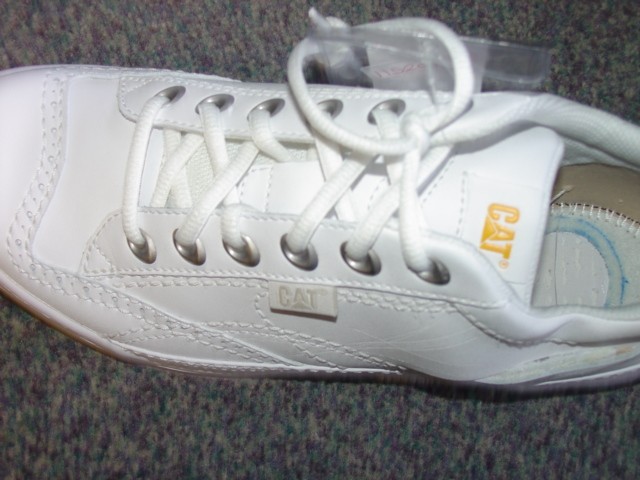 UNISEX TRAINER STYLE SHOE. NOT COVERING THE ANKLE. UPPERS OF LEATHER. OUTER SOLES OF SYNTHETIC MATERIALS. WITH LOGO ON THE TONGUE AND SIDE OF THE SHOE. LACE - UPS. INSOLE LENGTH MORE THAN 24CMS. NO SPECIAL TECHNOLOGY FEATURES.