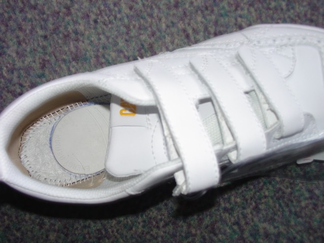 CHILDS TRAINER STYLE SHOE. NOT COVERING THE ANKLE. UPPERS OF LEATHER. OUTER SOLES OF SYNTHETIC MATERIALS. WITH LOGO ON THE TONGUE AND SIDE OF THE SHOE. WITH THREE VELCRO FASTENING STRAPS. INSOLE LENGTH LESS THAN 24CMS. NO SPECIAL TECHNOLOGY FEATURES.