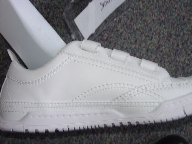 UNISEX TRAINER STYLE SHOE. NOT COVERING THE ANKLE. UPPERS OF LEATHER. OUTER SOLES OF SYNTHETIC MATERIALS. WITH LOGO ON THE TONGUE AND SIDE OF THE SHOE. WITH THREE VELCRO FASTENING STRAPS. INSOLE LENGTH MORE THAN 24CMS. NO SPECIAL TECHNOLOGY FEATURES.