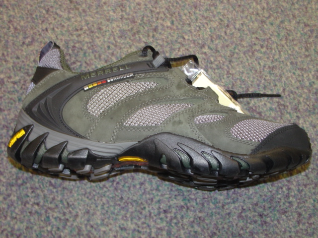 UNISEX FASHION WALKING SHOE IN THE STYLE OF A TRAINER. NOT COVERING THE ANKLE. UPPERS OF LEATHER, TEXTILE MATERIALS AND PLASTIC  WHERE THE LEATHER PREDOMINATES. WITH LACE FASTENING. OUTER SOLES OF RUBBER/PLASTIC WITH RAISED MOULDED STUDS FOR GRIP. WITH A COMPANY LOGO ON THE TONGUE. INSOLE LENGTH MORE THAN 24CMS.