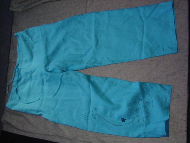 WOVEN TROUSERS FOR WOMEN.  REACHING DOWN TO THE ANKLE. ELASTICATED AT BACK OF WAIST AND DRAWSTRING AT FRONT OF WAIST.  HEMMED AT LEG ENDS. WITH EMBROIDERED POCKET ON BACK AND EMBROIDERY ON LOWER RIGHT LEG.  100 PERCENT LINEN