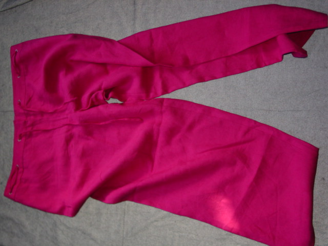 WOVEN TROUSERS FOR WOMEN.  REACHING DOWN TO THE ANKLE.  PARTIAL OPENING FASTENED BY ZIP AND HOOK AND EYE AT WAIST.   WITH DRAWSTRING THROUGH EYELETS IN WAISTBAND. HEMMED AT LEG ENDS.  100 PERCENT LINEN