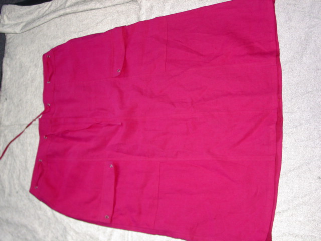 WOVEN SKIRT FOR WOMEN.  REACHING DOWN TO BELOW THE KNEE.  PARTIAL OPENING FASTENED BY ZIP AND HOOK AND EYE AT WAIST.   WITH DRAWSTRING THROUGH EYELETS IN WAISTBAND. WITH POCKETS ON FRONT.  HEMMED AT BASE WITH VENT  AT CENTRE BACK.  100 PERCENT LINEN