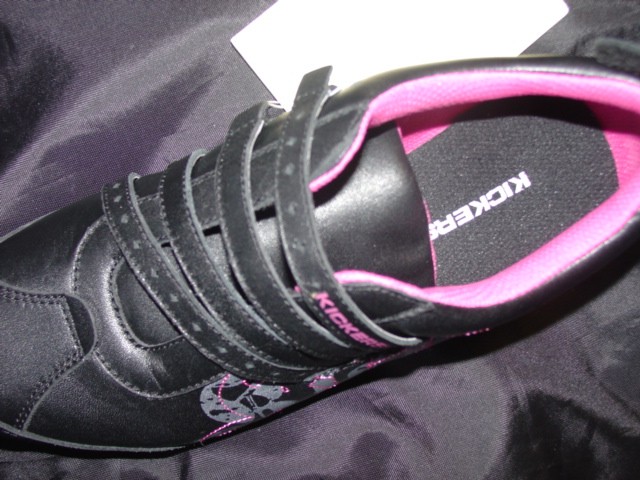 A LADIES CASUAL SHOE WITH AN UPPER OF LEATHER AND OUTER SOLE OF SYNTHETIC MATERIALS. THERE ARE FOUR STRAPS WHICH GO ACROSS THE FOOT BUT DO NOT PROVIDE FASTENING. THERE IS AN EVA MIDSOLE. IN-SOLE IS 24 CMS. LOGO AT THE SIDE OF THE SHOE.