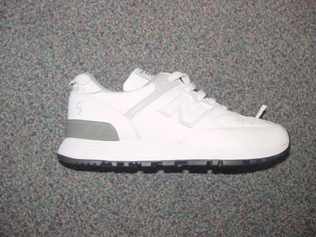 UNISEX TRAINING SHOE. NOT COVERING THE ANKLE. UPPERS OF COMPOSITION LEATHER AND PLASTIC. COMPOSITION LEATHER PREDOMINATES. OUTER SOLES OF RUBBER. WITH EVA MIDSOLE DESIGNED TO ABSORB IMPACT. WITH LOGO ON HEEL, UPPER AND TONGUE. LACE UPS. WHITE IN COLOUR.