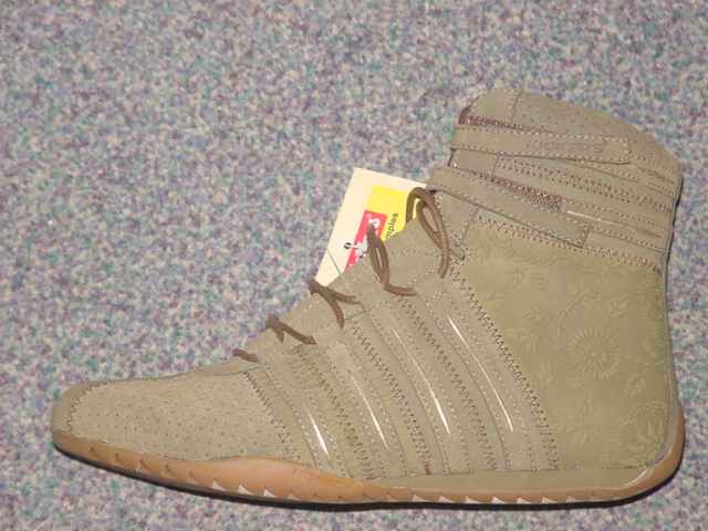 WOMENS BASKETBALL BOOT. COVERING THE ANKLE. WITH UPPERS OF LEATHER. WITH SPECIAL TECHNOLOGY IN THE FORM OF EVA MID-SOLE TO ABSORB IMPACT OF VERTICAL AND LATERAL MOVEMENTS. WITH OUTER SOLE OF RUBBER. WITH LACE-UP FASTENING AND VELCRO STRAP FASTENING AT THE ANKLE. WITH CIF PRICE PER PAIR OF NOT LESS THAN EURO 9.