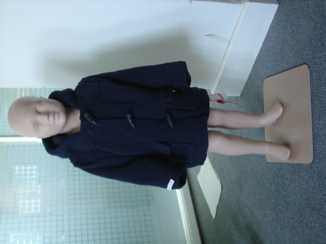 A KNITTED FLEECE DUFFLE JACKET FOR BOYS OF 100 PERCENT POLYESTER. WITH COMPLETE ZIP FASTENING COVERED BY A LEFT OVER RIGHT PLACKET AND FURTHER FASTENING WITH LEFT OVER RIGHT DUFFLES. WITH PATCH POCKETS JUST ABOVE THE HEM ON BOTH SIDES. WITH LONG SLEEVES WITH HEM. WITH HOOD. WITHOUT TIGHTENINGS. INTENDED TO COVER THE BODY FROM THE SHOULDER TO ABOVE MID-THIGH. WITH 100 PERCENT POLYESTER LINING.
