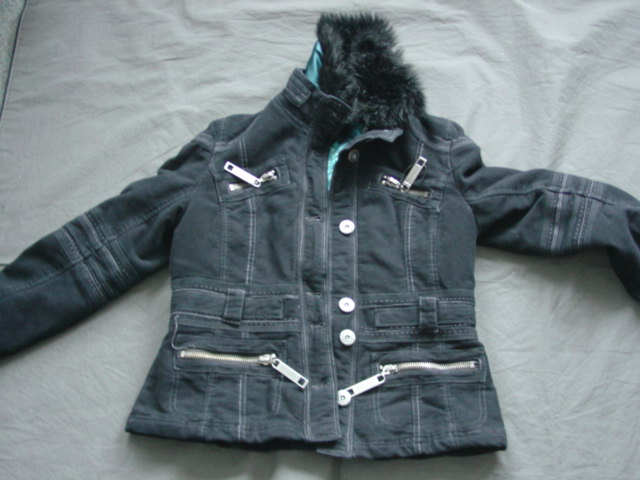 A WOVEN JACKET FOR WOMEN. DESIGNED TO COVER THE UPPER PART OF THE BODY FROM THE SHOULDERS TO THE HIPS. WITH A COMPLETE FRONT OPENING WITH RIGHT OVER LEFT BUTTON FASTENING. WITH LONG SLEEVES WITH A  ZIP AT THE CUFF.  WITH ZIPPED POCKETS. WITH A DETACHABLE FUR COLLAR. PADDED AND LINED. 100 PER COTTON.