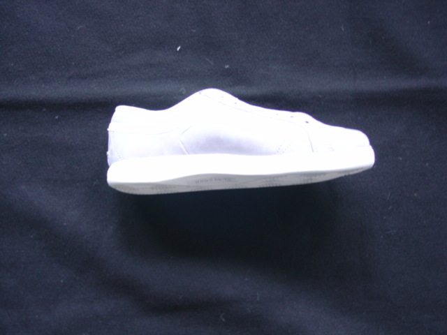 TRAINING SHOE. NOT COVERING THE ANKLE. UPPERS OF LEATHER. SYNTHETIC OUTER SOLES. WITH LOGO ON HEEL AND TONGUE. LACE UPS. INSOLE LENGTH LESS THAN 24 CMS. CIF PRICE MORE THAN 9 EURO. NO VISIBLE EVIDENCE OF ANY SPECIAL TECHNOLOGY FEATURES. GREY IN COLOUR, WITH WHITE TRIM.
