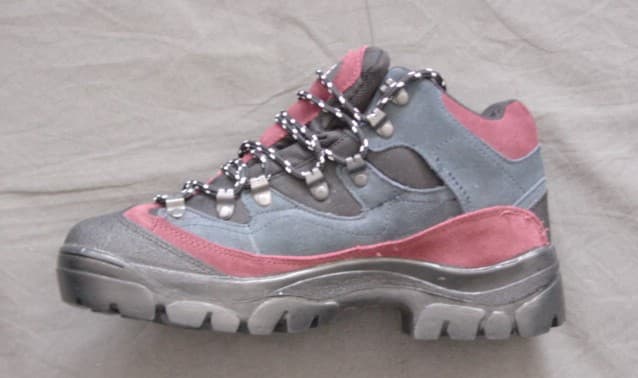 UNISEX WALKING/HIKING SHOE. WITH UPPERS OF BLUE/RED LEATHER (SUEDE), BLACK TEXTILE AND BLACK PLASTIC. THE LEATHER  IS THE PREDOMINATING MATERIAL. NOT COVERING THE ANKLE. WITH IN-SOLE MORE THAN 24CM. WITH OUTER SOLE OF MAN MADE MATERIAL PLASTIC/RUBBER. WITH LACE UP FASTENING. WITH LOGO ON TONGUE. NO VISIBLE EVIDENCE OF SPECIAL TECHNOLOGY FEATURES.