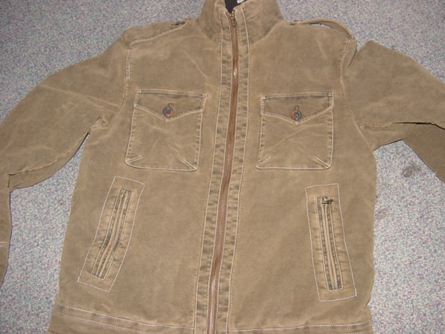 A WOVEN JACKET FOR UNISEX. DESIGNED TO COVER THE UPPER PART OF THE BODY FROM THE SHOULDERS TO THE HIPS. WITH A COMPLETE FRONT OPENING FASTENED WITH A ZIP WHICH EXTENDS UP INTO THE COLLAR. WITH LONG SLEEVES. WITH TWO BREAST POCKETS AND TWO ZIPPED POCKETS ON THE LOWER PART OF THE GARMENT. WITH AN INNER PADDED. LINED. 100 PER CENT COTTON.