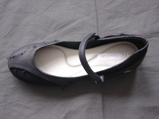 A LADIES SLIP-ON SHOE WITH PLASTIC/RUBBER SOLES AND TEXTILE/LEATHER UPPERS. WITH A VELCRO STRAP ACROSS THE BRIDGE OF THE FOOT. NOT COVERING THE ANKLE. WITH IN-SOLES OF A LENGTH OF LESS THAN 24 CM. WITH A COMBINED SOLE/HEEL HEIGHT OF LESS THAN 3 CM.