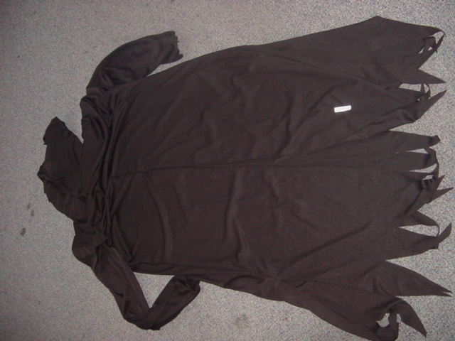 A KNITTED COAT FOR MEN ( FANCY DRESS), DESIGNED TO COVER THE BODY FROM THE SHOULDERS TO THE ANKLE. WITH A COMPLETE FRONT OPENING WITH LEFT OVER RIGHT VELCRO FASTENING. WITH LONG SLEEVES. WITH A HOOD. WITH A JAGGED HEM.100 PER CENT POLYESTER.